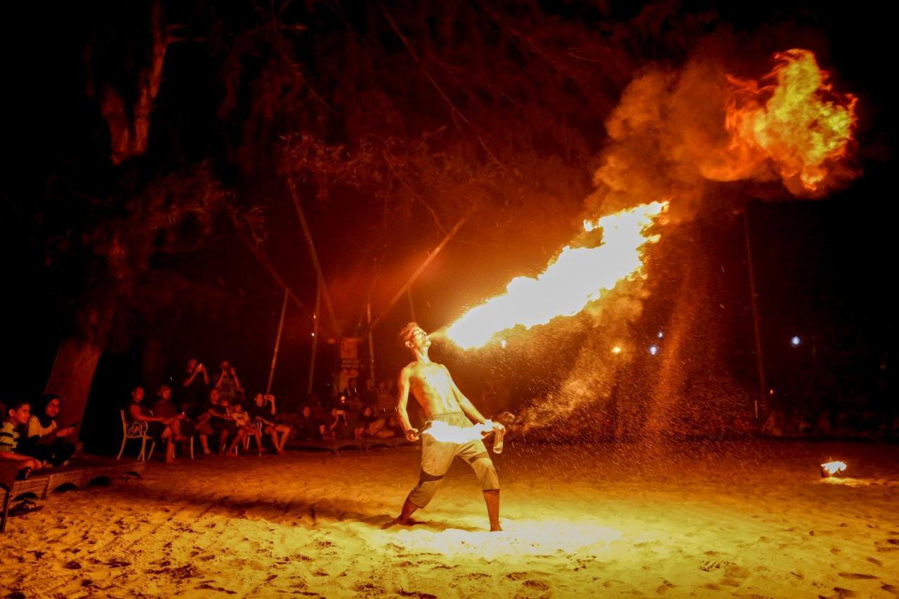Avani Sepang Goldcoast Resort Kampong Bagan Lalang Eksteriør bilde Luau fire dancer