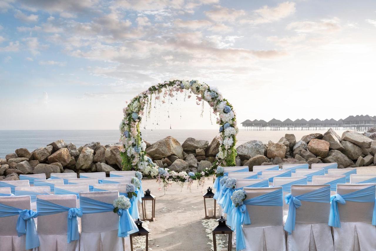 Avani Sepang Goldcoast Resort Kampong Bagan Lalang Eksteriør bilde Wedding ceremony at the beach