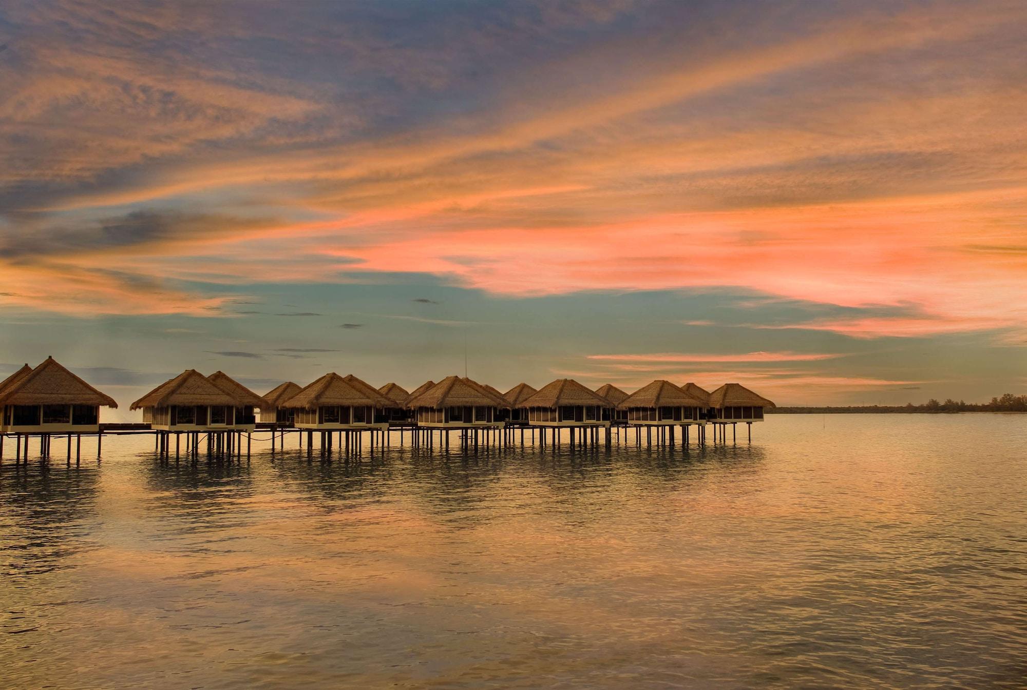 Avani Sepang Goldcoast Resort Kampong Bagan Lalang Eksteriør bilde Sunset at the Shangri-La Resort