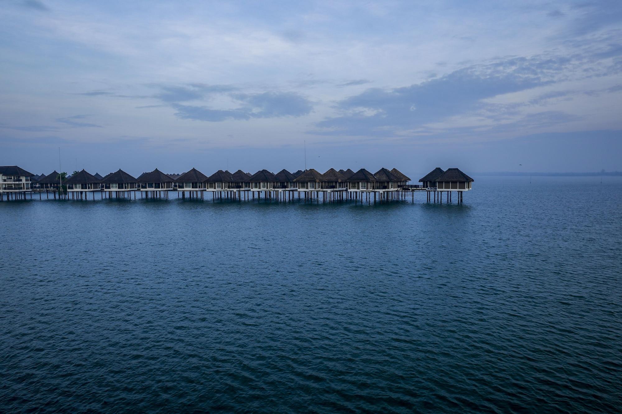Avani Sepang Goldcoast Resort Kampong Bagan Lalang Eksteriør bilde Overwater bungalows at the resort