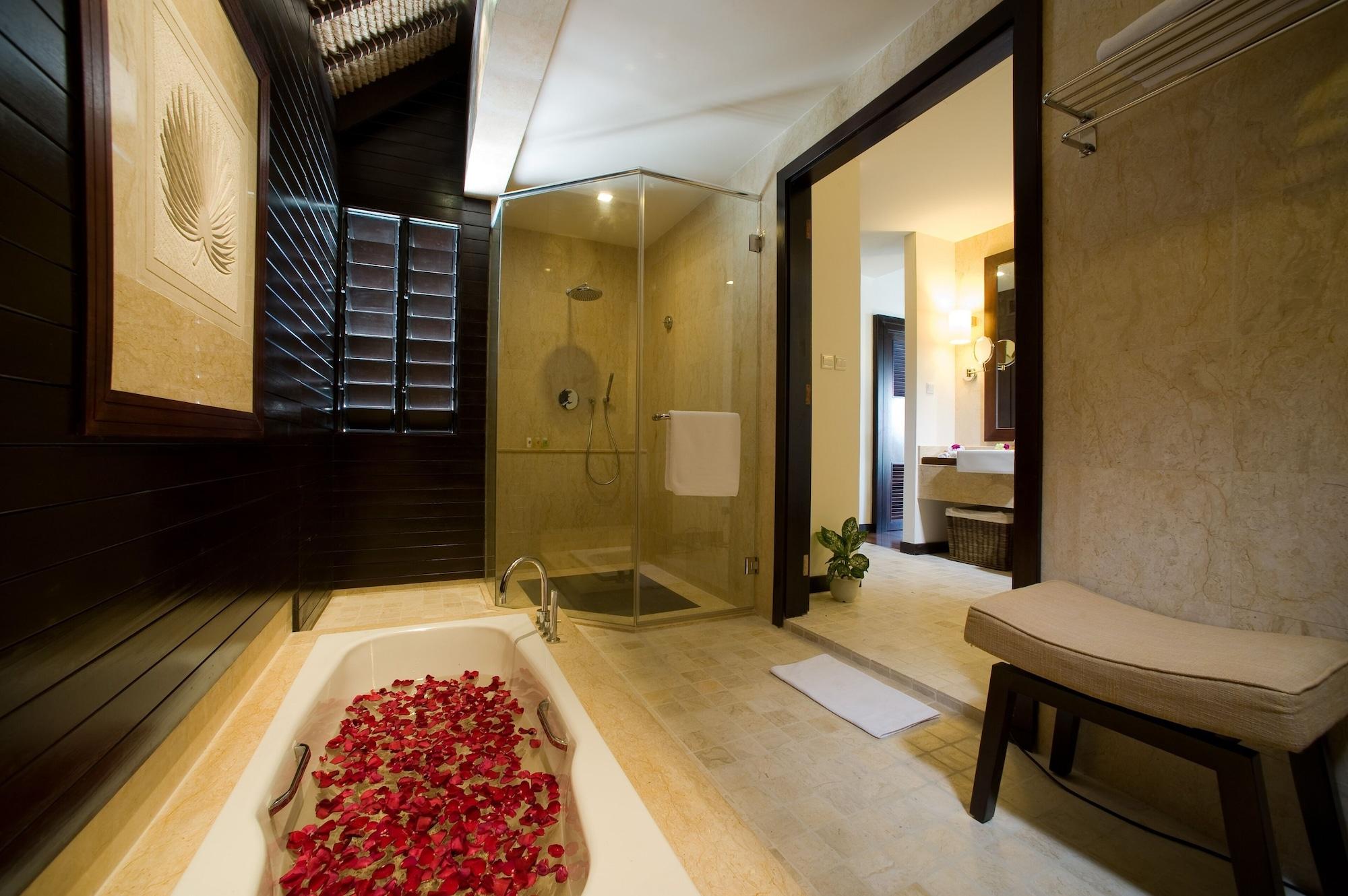 Avani Sepang Goldcoast Resort Kampong Bagan Lalang Eksteriør bilde A bathroom at The Oberoi, Mumbai