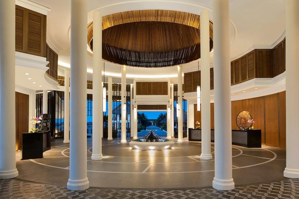 Avani Sepang Goldcoast Resort Kampong Bagan Lalang Eksteriør bilde The lobby of the hotel