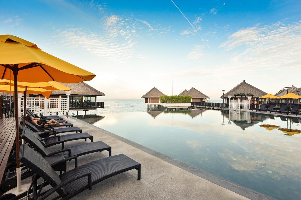 Avani Sepang Goldcoast Resort Kampong Bagan Lalang Eksteriør bilde The resort's infinity pool